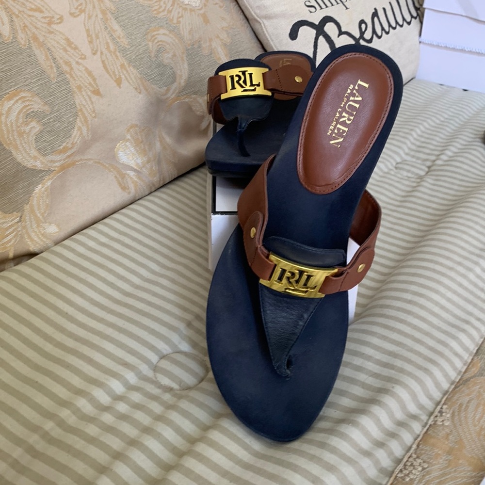 Almost new Ralph Lauren Flip Flop. Gold and navy.